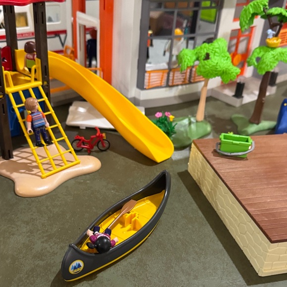 Playmobil Hospital, Ambulance, Playground, Pool Outdoors, and tons extras - Picture 12 of 15